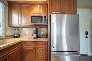 Frigorífic, microones, forn i placa de cuina 