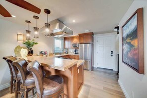 Réfrigérateur, four à micro-ondes, un four, surface de cuisson