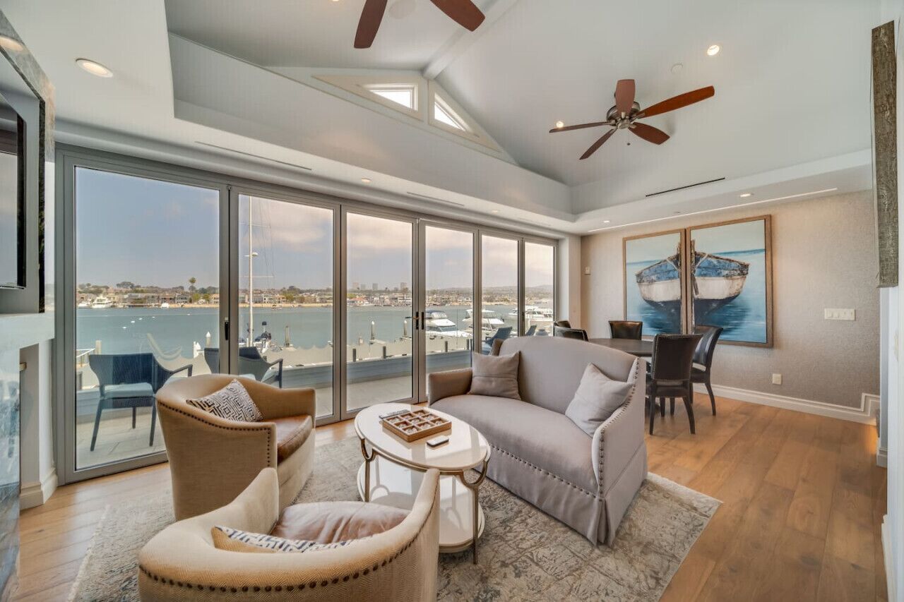 Télévision, cheminée, chaîne hi-fi