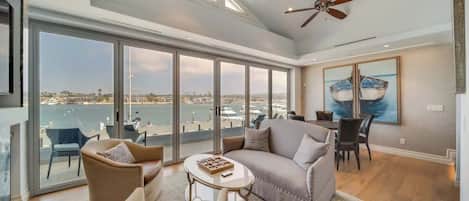 Télévision, cheminée, espaces bureaux