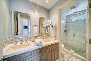 Hair dryer, towels, soap, shampoo - Waterfront Elegance (Entire Home): Hot Tub, Views (Newport Beach)