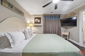 6 bedrooms, WiFi, bed sheets - Seaside Escape: Steps to Ocean View (Newport Beach)