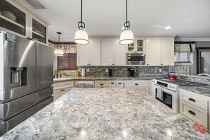 Geladeira, micro-ondas, fogão, cooktop