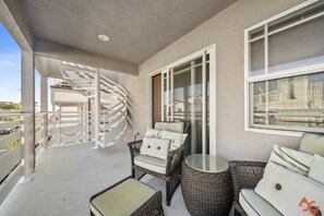 Terrace/patio - Seaside Escape: Steps to Ocean View (Newport Beach)