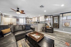 TV - Seaside Escape: Steps to Ocean View (Newport Beach)