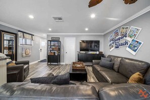 TV, offices - Seaside Escape: Steps to Ocean View (Newport Beach)