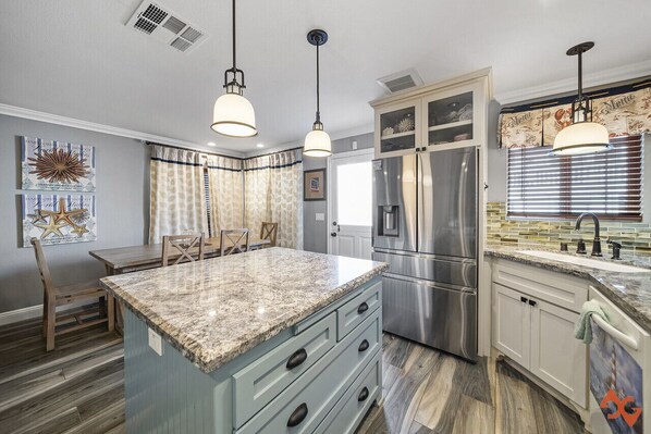 Fridge, microwave, oven, stovetop - Seaside Escape: Steps to Ocean View (Newport Beach)