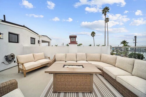 Newport Elegance: Ocean Views Oasis