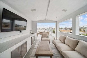 Televisión, chimenea y oficina 