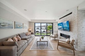 Fernseher, Kamin, Arbeitsbereiche