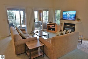Una Smart TV, una chimenea