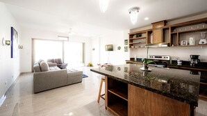 Eine moderne Küche mit Granit Arbeitsplatte, Holzschränken und einem eingebauten Backofen.