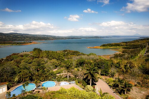 Cozy Lake, Volcano and Flora View Condo. Pet-Friendly!