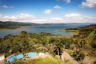 Cozy Lake, Volcano and Flora View Condo. Pet-Friendly!