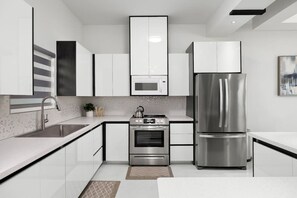 冷蔵庫、電子レンジ、オーブン、コンロ