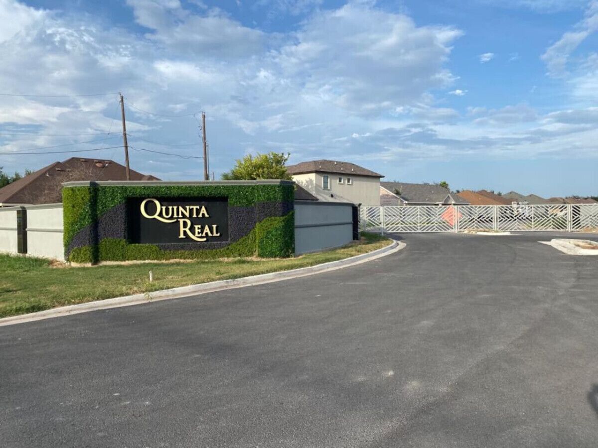 A residential area with a sign for 'Quinta Real' and a gated entrance.