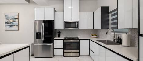 Kühlschrank, Mikrowelle, Ofen, Herdplatte