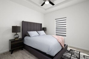 3 bedrooms, desk, WiFi, bed sheets - Quinta Real Townhomes - 5125 (McAllen)