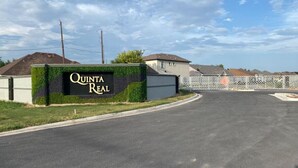 Ein Wohngebiet mit einem Schild für 'Quinta Real' und einem verschlossenen Eingang.