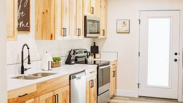 Fridge, oven, stovetop, dishwasher