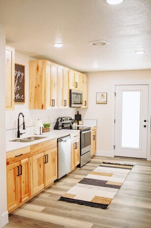 Jääkaappi, uuni, liesi, astianpesukone