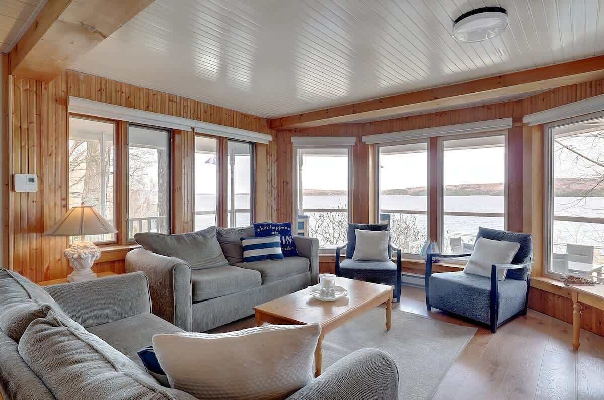 TV, peis, bøker og stereoanlegg