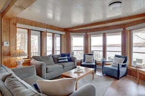 TV, fireplace, books, stereo - Lac Memphremagog Waterfront - Spa - Le Mimosa (Mansonville)