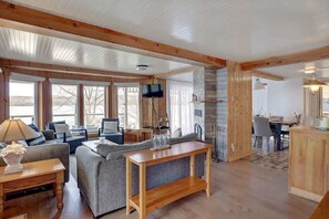 TV, fireplace, books, stereo - Lac Memphremagog Waterfront - Spa - Le Mimosa (Mansonville)