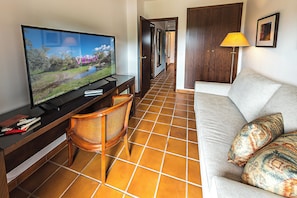 Panoramic Suite, Non Smoking, City View | Living area