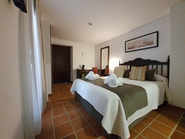 Habitación estándar, no fumadores | Ropa de cama de alta calidad, edredones de plumas, minibar y escritorio