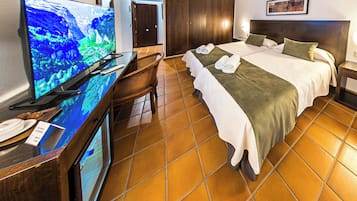 Quarto superior, para não fumantes | 1 quarto, roupas de cama premium, edredons de pluma, frigobar