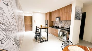 Kühlschrank, Mikrowelle, Ofen, Herdplatte