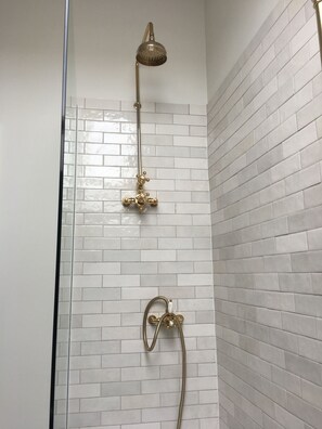 Haartrockner, Handtücher, Seife, Shampoo