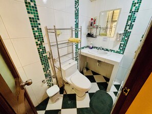 Dusch, hårtork, handdukar och tvål