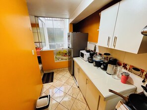 Fridge, microwave, oven, coffee/tea maker - Killa Anqas - Furnished apartment in downtown Cusco (Cusco)