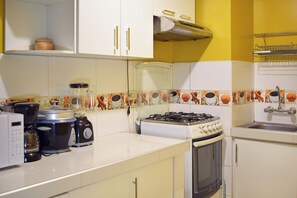 Fridge, microwave, oven, coffee/tea maker - Killa Anqas - Furnished apartment in downtown Cusco (Cusco)