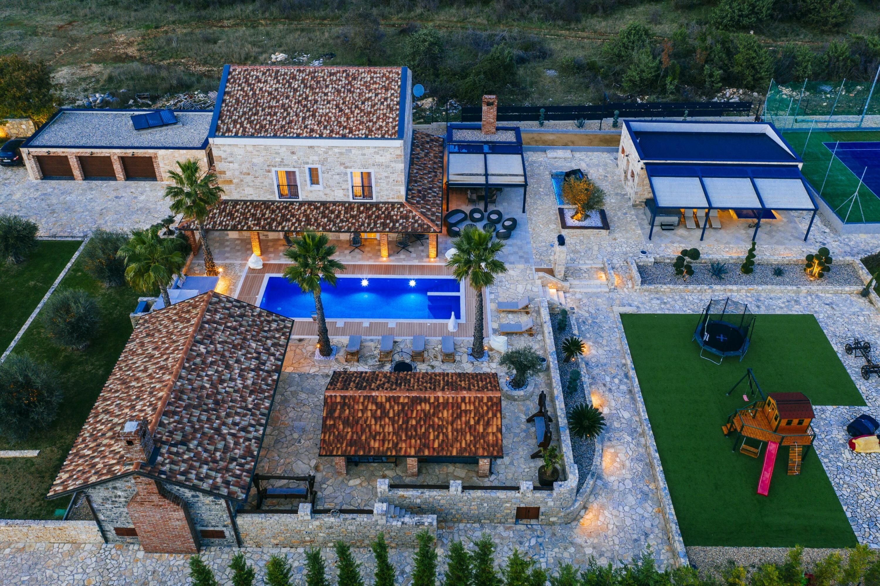 House | 8 bedrooms