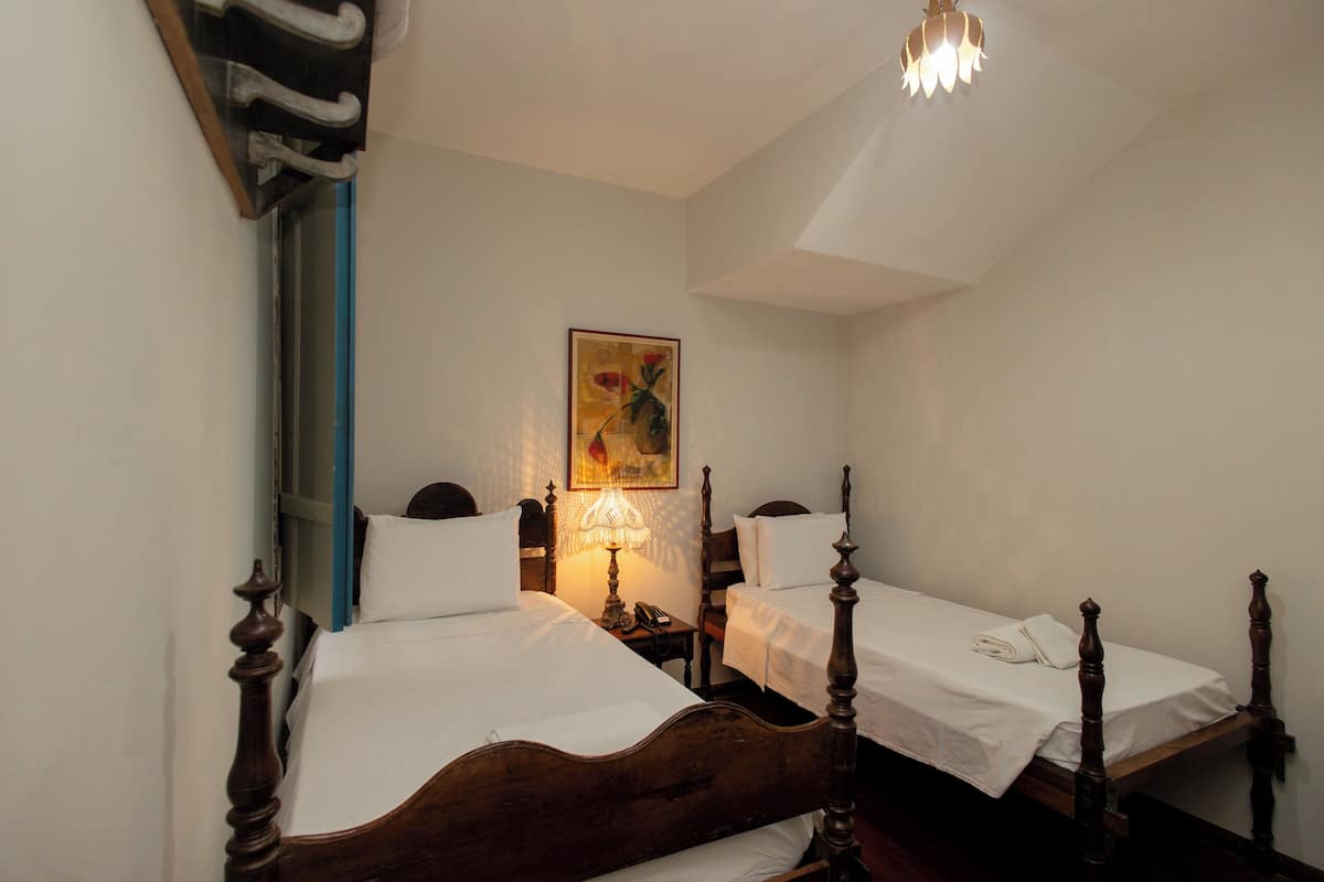 Chambre Standard avec lits jumeaux | Wi-Fi gratuit, décoration personnalisée, ameublement personnalisé