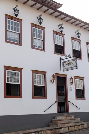 Vista frontal de la propiedad