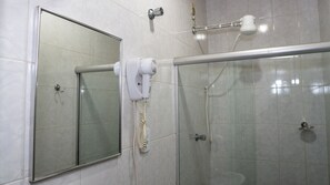 Habitació quàdruple estàndard | Bany | Dutxa, capçal de dutxa tipus cascada i articles de tocador gratuïts 