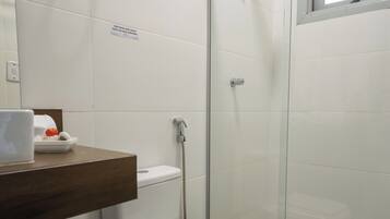 Superior tvÄbÀddsrum | Badrum | Dusch, regndusch, gratis toalettartiklar och handdukar