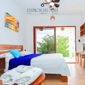 Chambre Double Deluxe, 1 très grand lit, vue lagon | Coffres-forts dans les chambres, Wi-Fi gratuit