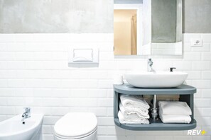 Douche, douche à « effet pluie », sèche-cheveux, bidet