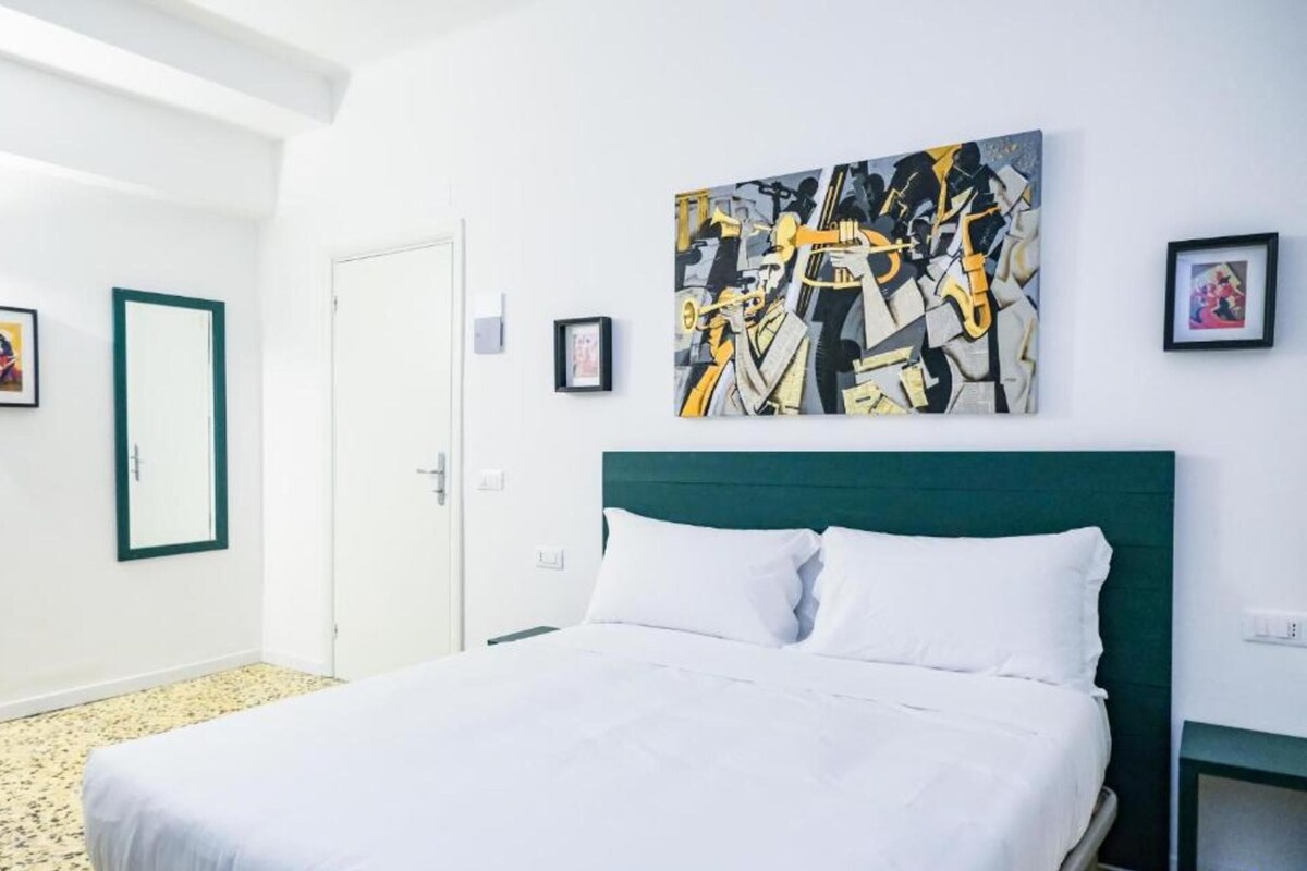 Habitación de diseño doble, vistas a la ciudad | Escritorio, wifi gratis, decoración individual y mobiliario individual