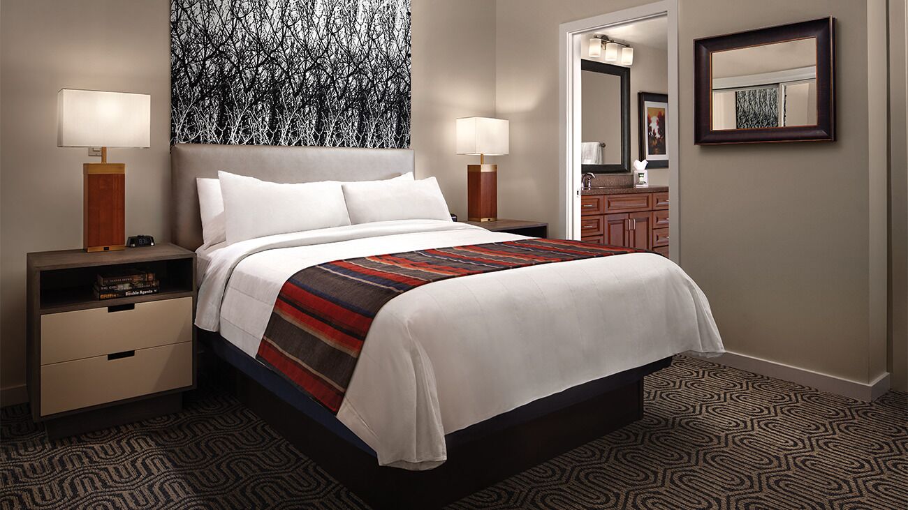 1 soverom, skrivebord, strykejern/-brett og reiseseng for barn