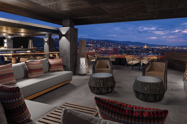 3 bars/lounges, bar met dakterras