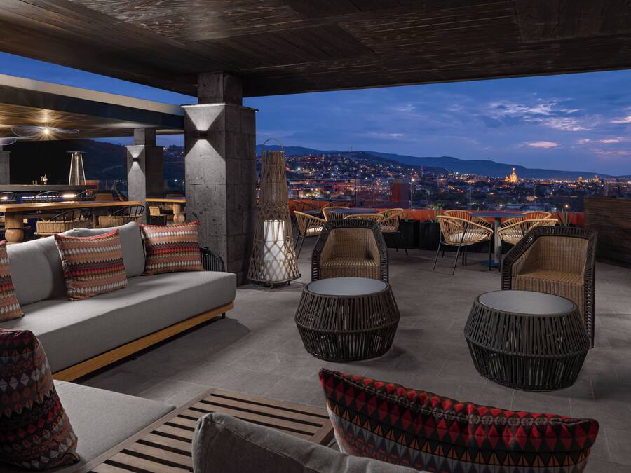 3 bars/lounges, bar met dakterras