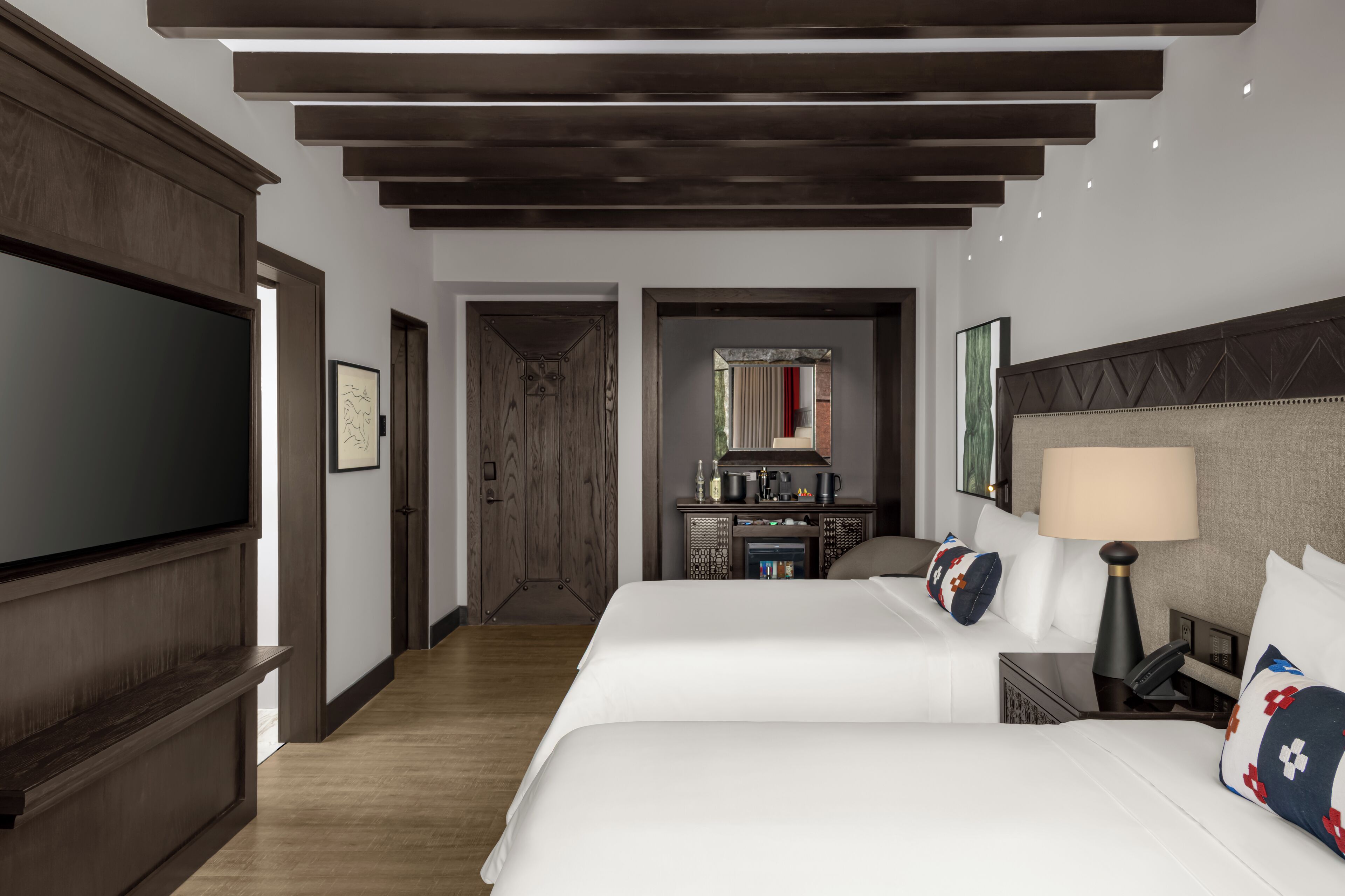 Ropa de cama de alta calidad, edredones de plumas, minibar y caja fuerte