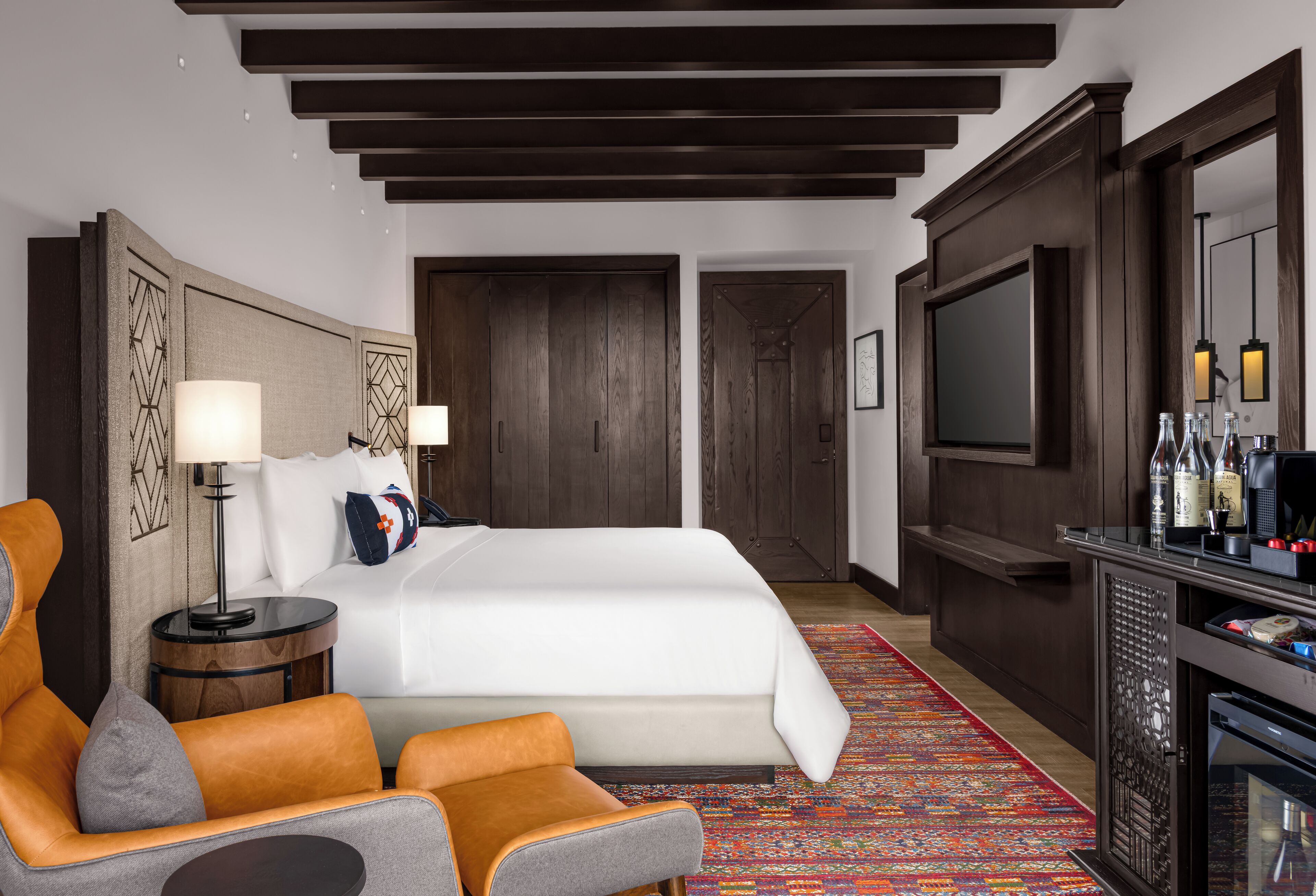 Ropa de cama de alta calidad, edredones de plumas, minibar y caja fuerte