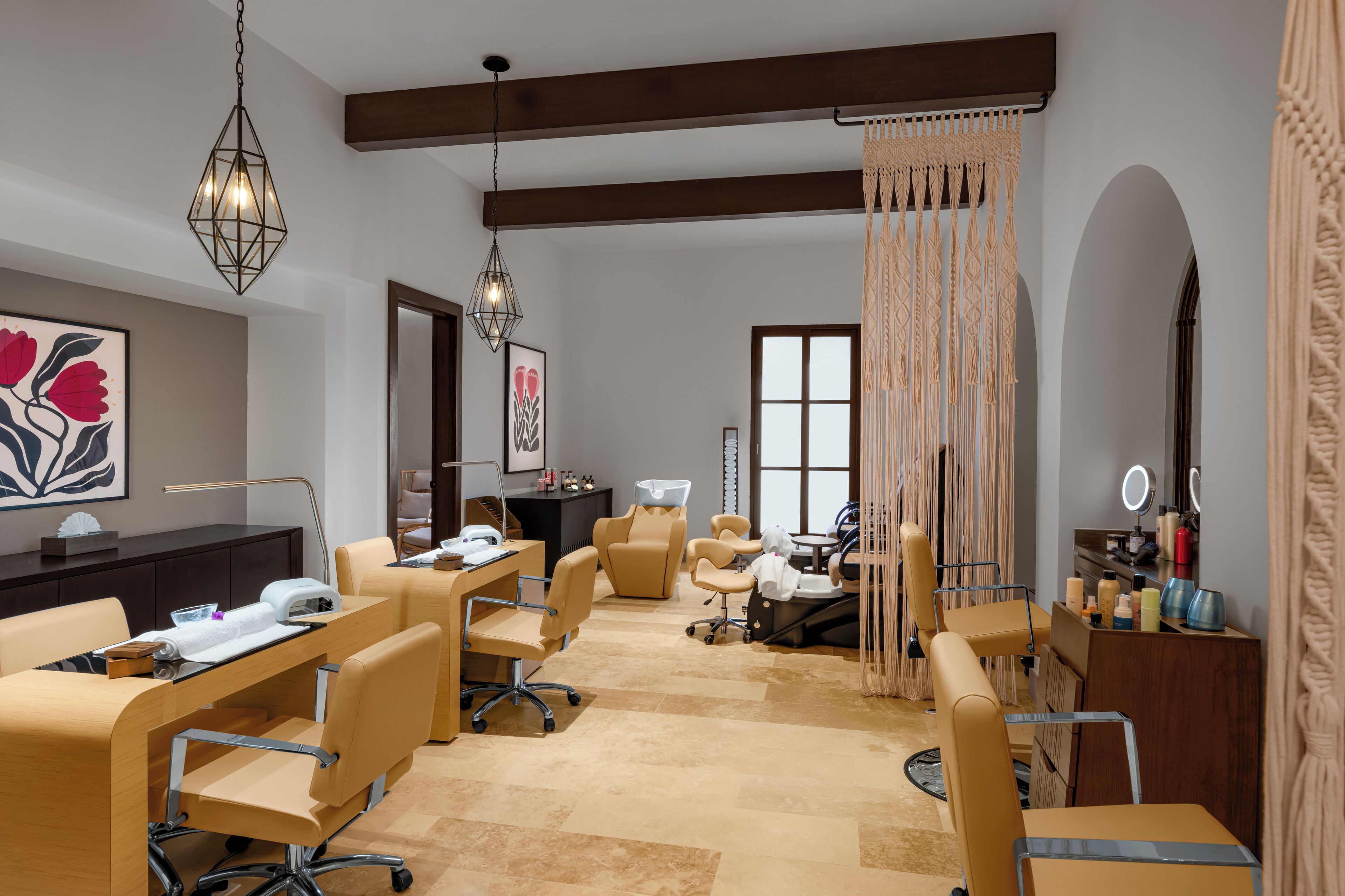 Un salón moderno con varias sillas, un mostrador de recepción y un espejo grande.